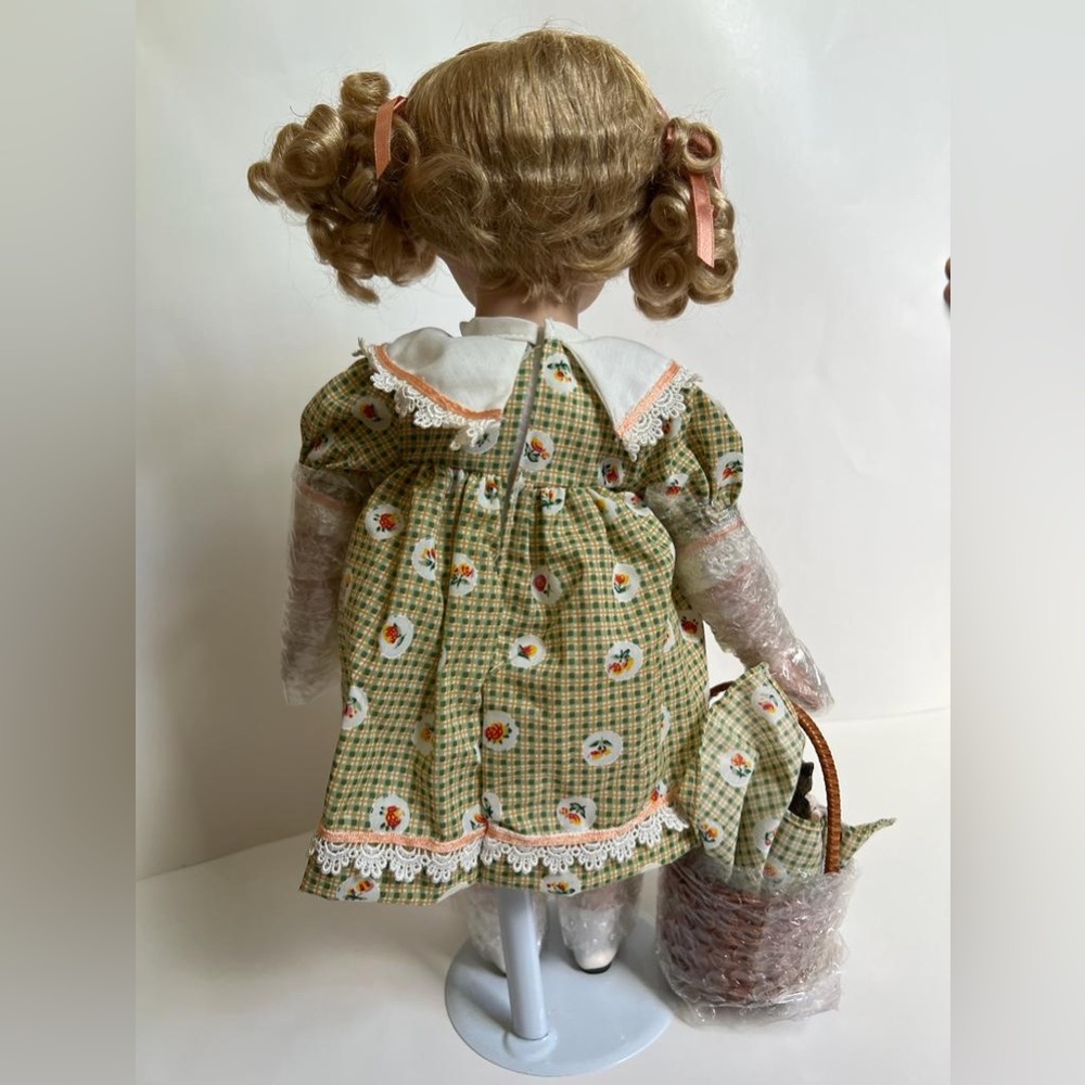NWOT Porcelain Collectible Doll with kittens for‎ Decorative Purposes Only - Picture 5 of 7